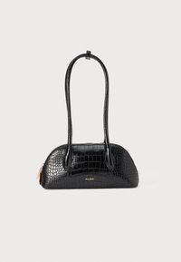 Geantă de umăr cu un model de crocodil de culoare neagră, cu o textură netedă, formă rotundă și două mânere subțiri. Accentuare cu logo auriu aproape de bază.