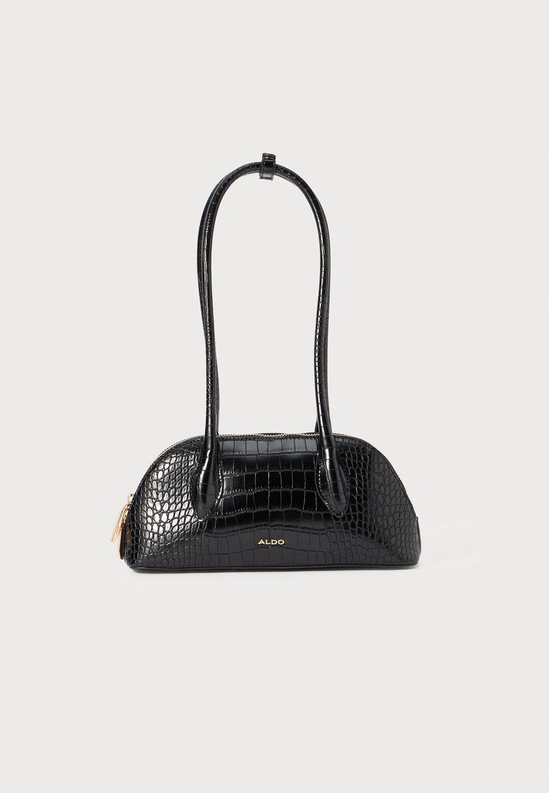 Čierna kabelka s krokodílovým vzorom, hladkou textúrou, zakriveným tvarom a dvoma štíhlymi rúčkami. Zlatý logotyp v blízkosti spodnej časti.