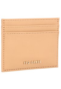 Tan leren kaartenhouder met vier kaartslots. Heeft een in goud geperst logo. Gladde textuur met nette stiksels langs de randen.