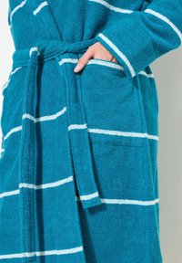 Vihreä kylpytakki valkoisilla raidoilla, teksturoidusta froteekankaasta, vyötäröllä vyöllä, vasemmalla puolella etutasku.