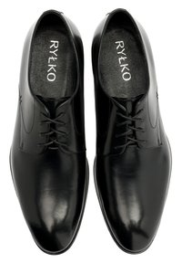 Chaussures de ville en cuir noir avec une finition lisse, présentant un design à lacets et un bout arrondi. Comprend la marque "RYŁKO" sur la semelle intérieure.