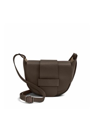 Sac bandoulière en cuir texturé marron foncé avec fermeture à rabat et sangle réglable avec boucle argentée, présenté sur fond blanc.