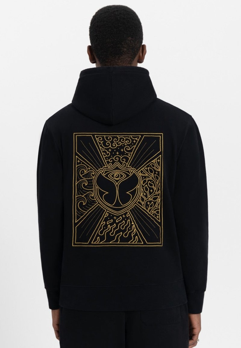 Zwarte hoodie met een grote gouden graphic op de rug, featuring abstracte vormen, golven en een centraal embleem. Zacht katoen materiaal, relaxed fit.