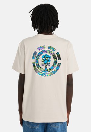 Beżowy bawełniany t-shirt z dużym, kolorowym nadrukiem na plecach, przedstawiającym abstrakcyjne kształty i motyw drzewa. Krótkie rękawy, luźny krój.