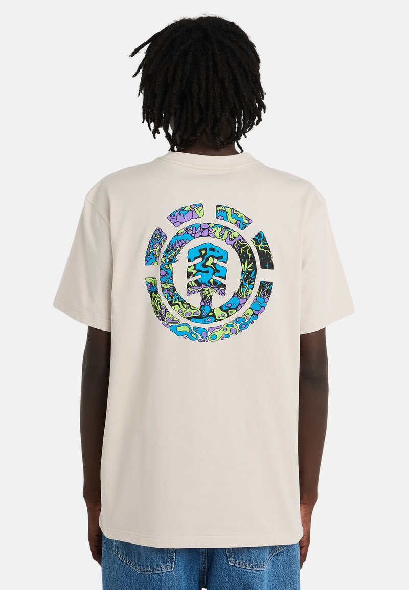 Beżowy bawełniany t-shirt z dużym, kolorowym nadrukiem na plecach, przedstawiającym abstrakcyjne kształty i motyw drzewa. Krótkie rękawy, luźny krój.