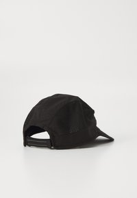 Casquette noire avec des panneaux en maille, visière incurvée et attache réglable à l'arrière. Fabriquée en tissu léger avec une surface texturée.