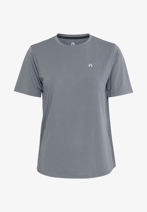 Pelēks īsām piedurknēm t-krekls, izgatavots no gludas auduma. Iezīmēts ar apaļu kakla izgriezumu un smalku logo uz kreisā krūšu laukuma. Vienkāršs dizains.