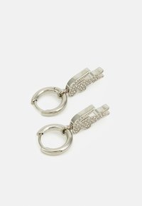 Orecchini in tono argento con design a gancio a granchio, arricchiti da abbellimenti scintillanti e anelli circolari per il fissaggio.