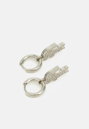 Boucles d'oreilles en argent avec un design de fermoir en homard, ornées de brillants embellissements et de cercles pour l'attache.