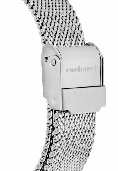 Zilverkleurige metalen horlogeband van gaas met een gesp gegraveerd met de merknaam "cacharel" en een veilig sluitmechanisme.