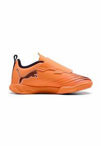 Oranssi liukuva urheilukengä, jossa musta sisävuori, Puma-logo sivussa, teksturoitu varvasosa ja vetoketju kantapäällä.