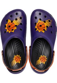 Fioletowe plastikowe klapki z czarnym wyściółką, zdobione grafiką koszykarską i pomarańczowymi akcentami, zaprojektowane z myślą o wentylacji z wieloma otworami.