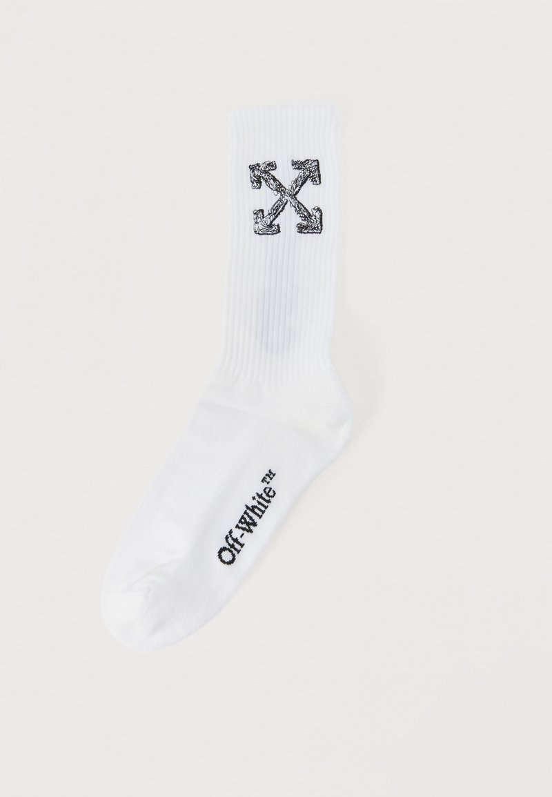 Chaussette blanche à tige avec logo Off-White™ noir sur le pied et motif de flèches croisées noir sur le mollet.