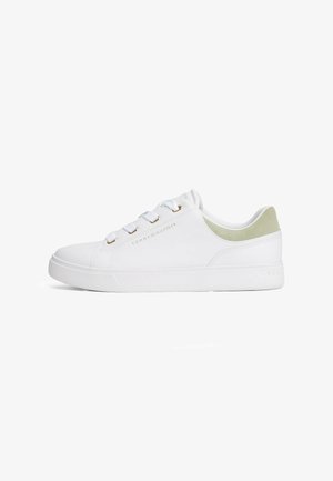 Sneaker en cuir blanc à profil bas, avec un accent de talon en suède gris, des lacets ronds et des œillets dorés. Logo imprimé sur le côté.