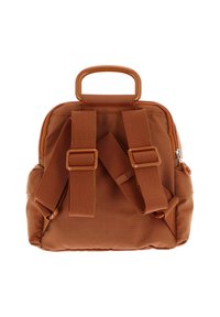 Sac à dos en nylon marron avec des bretelles réglables, une poignée supérieure et une surface texturée. Il dispose de deux boucles latérales et d'une fermeture à glissière.