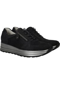 Zwarte leren sneakers met vetersluiting en een zijrits. Voorzien van een gestructureerde zilveren tussenzool en rubberen loopzool voor grip.