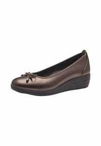 Braune metallische Ballerinas mit runder Zehenpartie, Schleifenakzent und gepolsteter Innensohle. Verfügt über eine komfortable, niedrige Keil-Gummisohle.