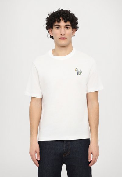 Weißes Baumwoll-T-Shirt mit Rundhalsausschnitt, kurzen Ärmeln und einem kleinen, mehrfarbigen Zebra-Stickdetail auf der linken Brust.