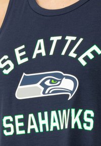 Navyblaues Tanktop mit weißem und grünem "SEATTLE"-Text und dem Logo der Seattle Seahawks, das einen stilisierten Kopf eines Adlers zeigt, aus einem Baumwollmischmaterial gefertigt.