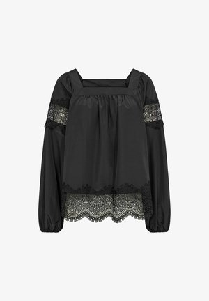 Blouse noire avec un décolleté carré, des manches longues et des accents en dentelle sur les épaules et l'ourlet, présentant un design froncé au niveau de la poitrine.
