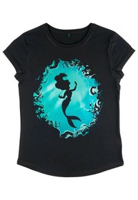 Svart t-shirt med kort ärm som visar en turkos undervattensscen med en silhuett av en havsfru inuti en vågformad ram.