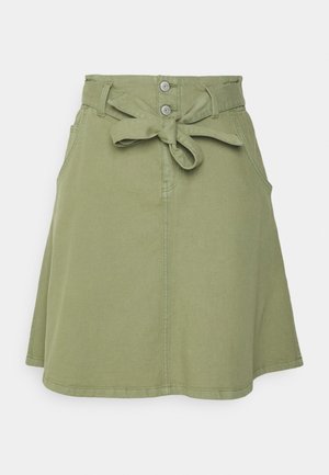 Olivgrüner knielanger Rock mit vorderer Knopfleiste, Gürtelschlaufen, seitlichen Taschen und gebundenem Stoffgürtel in der Taille.