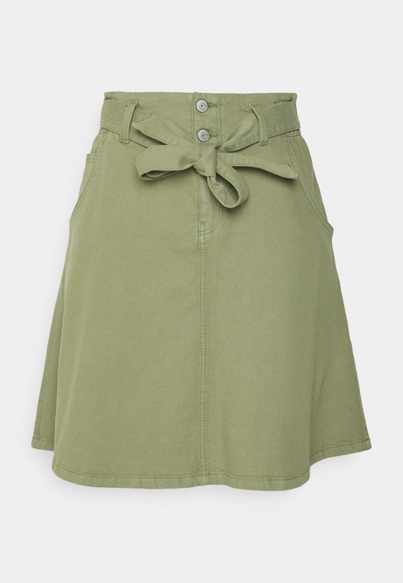 Jupe longueur genou vert olive avec fermeture à boutons devant, passants de ceinture, poches latérales et ceinture en tissu nouée à la taille.