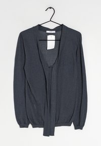 Dunkelgraue Strickjacke mit V-Ausschnitt, langen Ärmeln und geknoteter Vorderseite. Hergestellt aus weichem Stoff mit glatter Oberfläche und gerippten Bündchen.