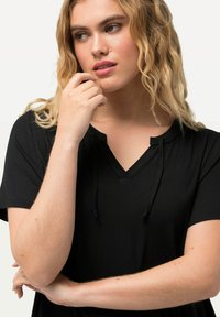Ulla Popken SPLIT NECK SHORT SLEEVE MIDI  - Trikoomekko - black