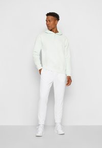 Nike Sportswear SPORTSWEAR CLUB FLEECE - Sweatshirt com capuz - barely green