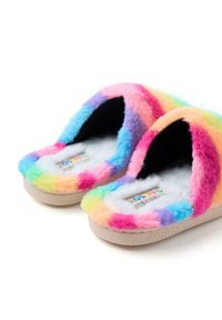 Zapatillas de felpa en tonos pastel multicolores con una textura suave, diseño de punta abierta y una suela de color claro con el logotipo de la marca.