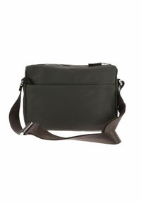 Sac à bandoulière rectangulaire en nylon vert avec fermeture éclair, sangle réglable marron et une poche avant. Texture lisse, design discret.