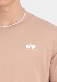 Alpha Industries SMALL LOGO - Jednoduché tričko - dusty coral