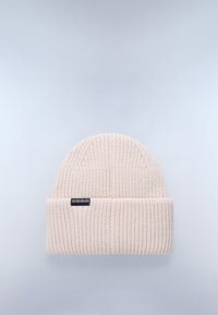 Beanie rosa chiaro lavorato a maglia con texture a coste e orlo piegato. Presenta un'etichetta in tessuto scuro con testo bianco sul lato.