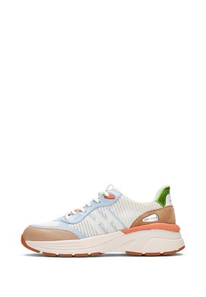 Witte sneaker met blauw mesh, tan suède accenten, groene hielstreep, oranje details, dikke witte zool en witte veters, zijaanzicht.