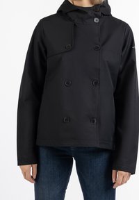 Chaqueta negra impermeable con un diseño de doble botonadura, grandes botones, capucha y textura suave. Presenta un cuello alto y puños ajustados.