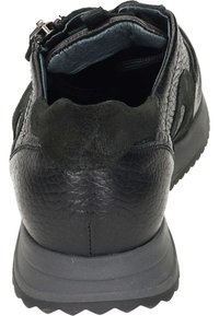 Schwarze Leder Sneakers mit einer strukturierten, kieselartigen Oberfläche; ausgestattet mit einem Reißverschluss, gepolstertem Schaft und einer Gummisohle mit einem Zickzack-Profil.