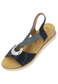 Marine lederen sandaal met een zilveren ronde accent, textielen band en kurken wiggenhak. Voorzien van een gevoerde voetbed en rubberen buitenzool.