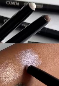 Drei schwarze zylindrische Make-up-Stifte mit weißer, hellbrauner und dunkelbrauner Spitze, die einen reflektierenden silbernen Farbton auf der Haut auftragen.