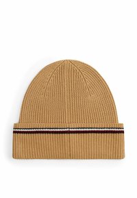 Beanie a maglia in color beige, con un design ripiegato e una fascia accentuata da strisce rosse, bianche e nere. Tessuto testurizzato.