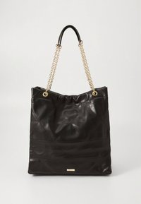 Sac fourre-tout en simili cuir matelassé noir avec accents de chaînes dorées et fermeture à cordon. Texture douce et design spacieux pour un usage quotidien.