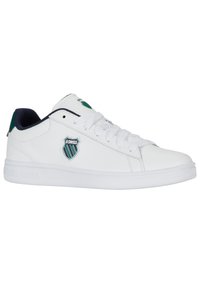 Bílé kožené tenisky s texturovaným povrchem,  s zelenou a námořnickou logem, šněrování vpředu a gumovou podrážkou.