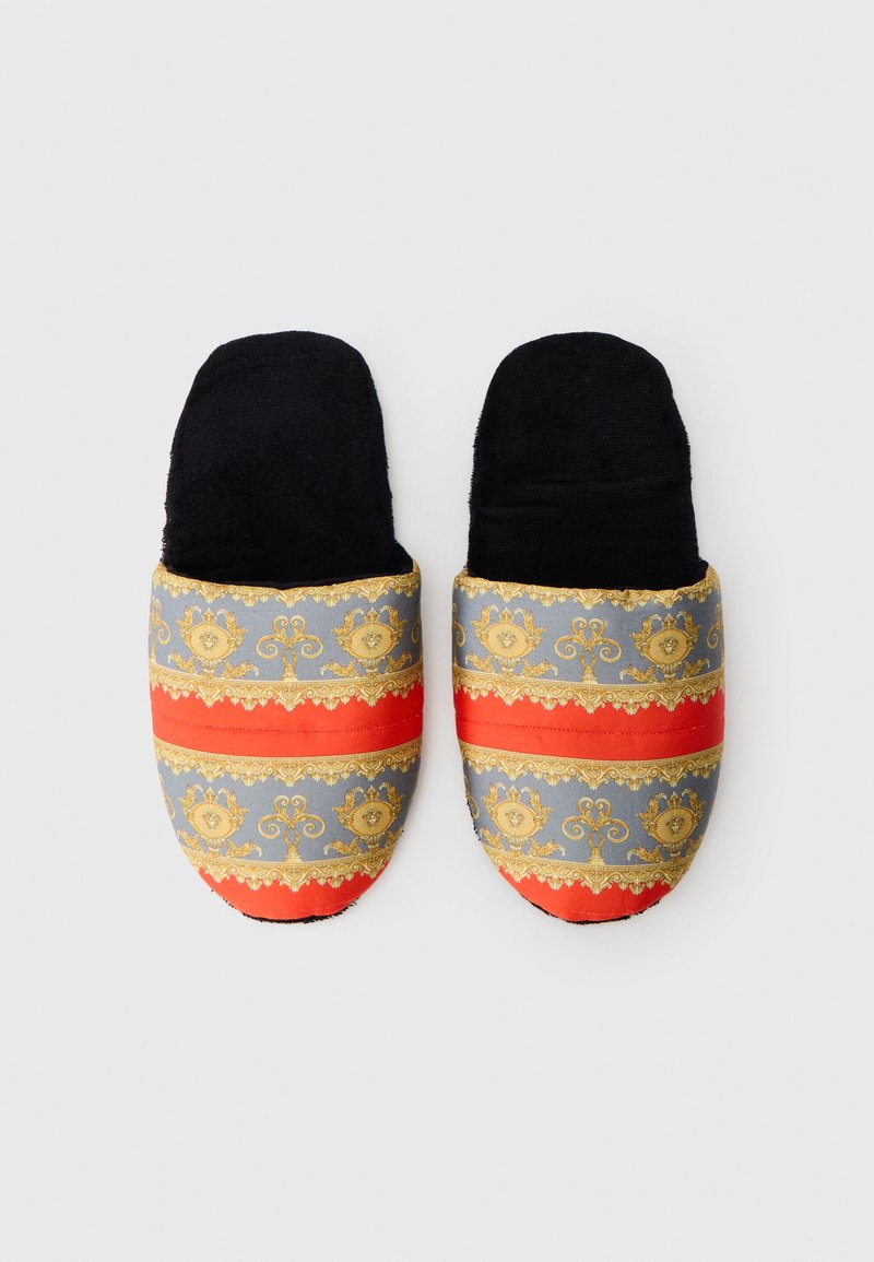 Stoffschuhe mit grauem Grund, roten und goldenen dekorativen Streifen sowie einem verschnörkelten Muster; mit schwarzem Plüschfutter für zusätzlichen Komfort.