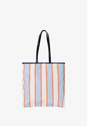 Bolsa tote con rayas verticales en azul claro y crema, líneas delgadas naranjas, asas negras y pequeña inscripción de la marca centrada en la parte frontal.
