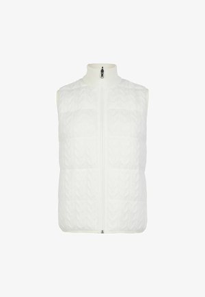 Biała bezrękawnikowa kamizelka pikowana z wysokim prążkowanym kołnierzem i zamkiem błyskawicznym z przodu, ozdobiona subtelnym wzorem w splot warkoczowy.