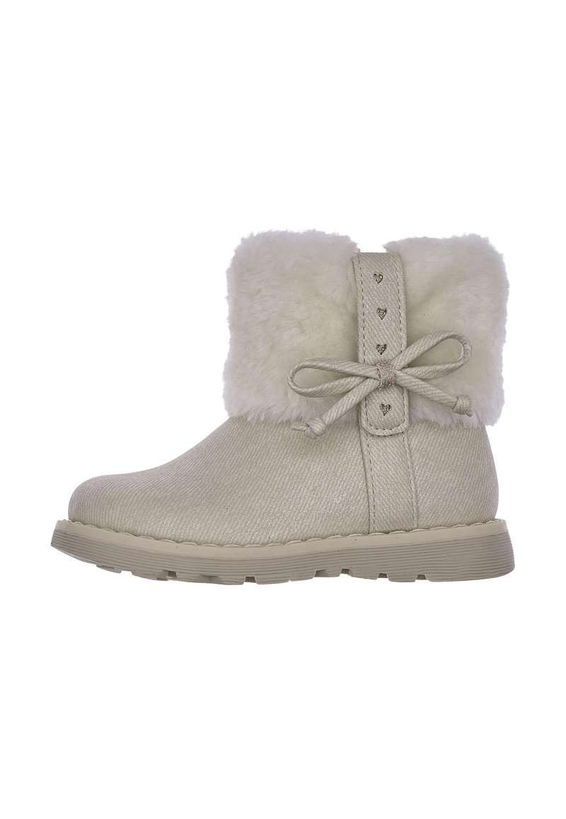 Béžové kotníkové boty s měkkým kožešinovým límcem, texturovaným povrchem, plochou gumovou podrážkou, mašličkou a srdíčkovými detaily po straně.