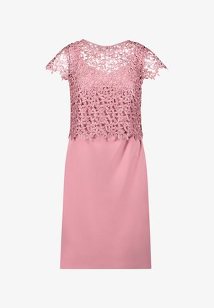 Robe rose sans manches avec superposition de dentelle florale sur le corsage et les manches, dotée d'un col rond et d'une jupe lisse.
