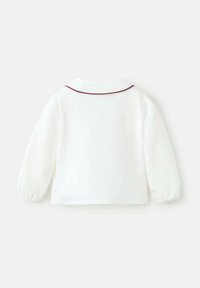 Bijela košulja dugih rukava s okruglim ovratnikom i bordo obrubom. Mekani materijal s raskošnim manžetama i opuštenim krojem; bez uzoraka.