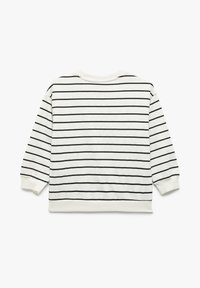 Biała bluza z czarnymi poziomymi paskami, okrągły dekolt, długie rękawy i ribbowe mankiety. Miękki bawełniany materiał, casualowy design.