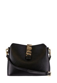 Borsa a tracolla in pelle nera con finitura texture, dettagli in metallo dorato e chiusura con patta. Include una tracolla rimovibile.